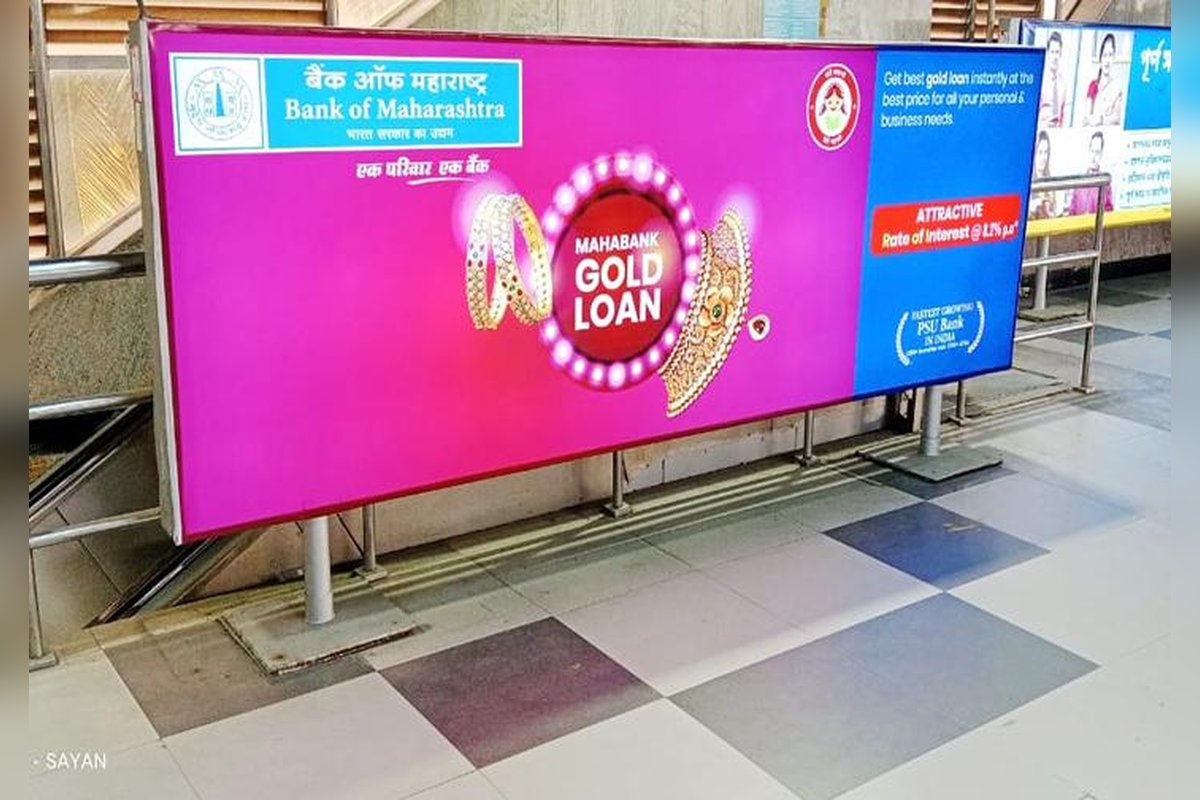 Board 04 - UP PLATFORM - BESIDE ESCALATOR - NORTH END (12'X4', BACK-LIT)