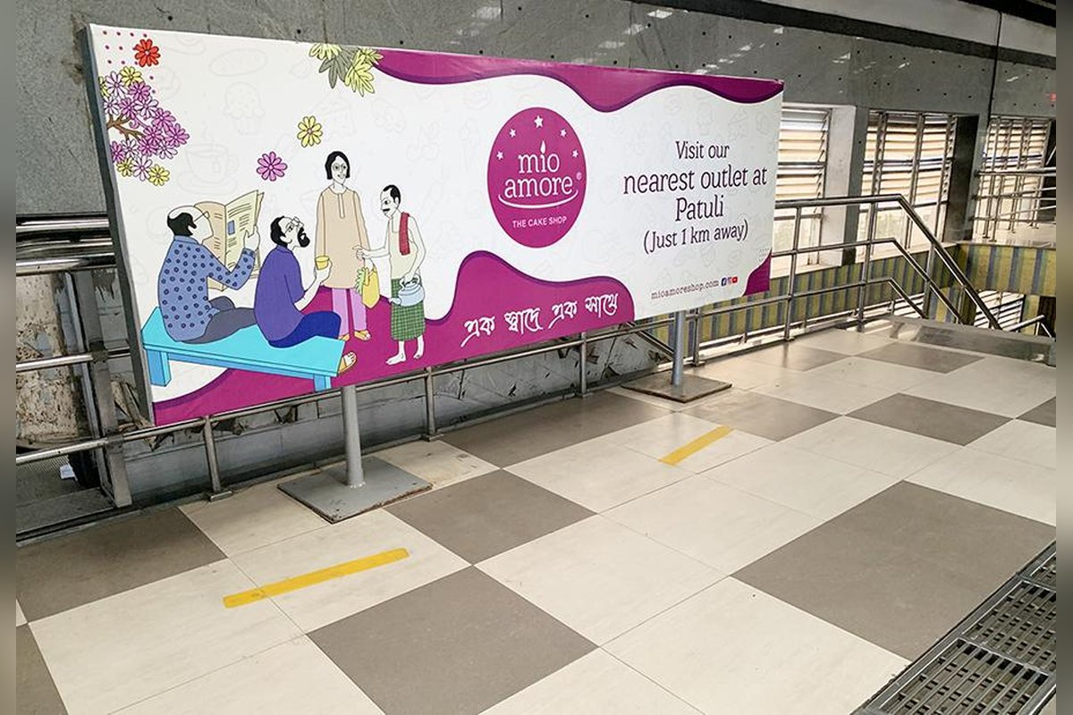 Board 05 - UP PF - BESIDE ESCALATOR - SOUTH END (12'X4', NON-LIT)